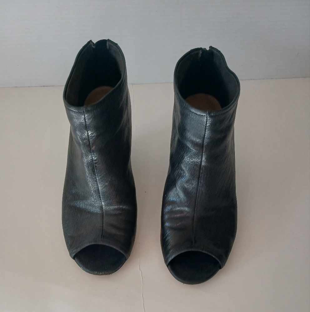 Nine West Black Leather Open Toe Ankle Bootie 7M 31/2inch wedge heel.